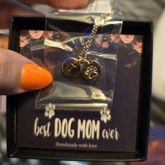 Letter T "Best Dog Mom Ever" Necklace - Picture 8 of 8